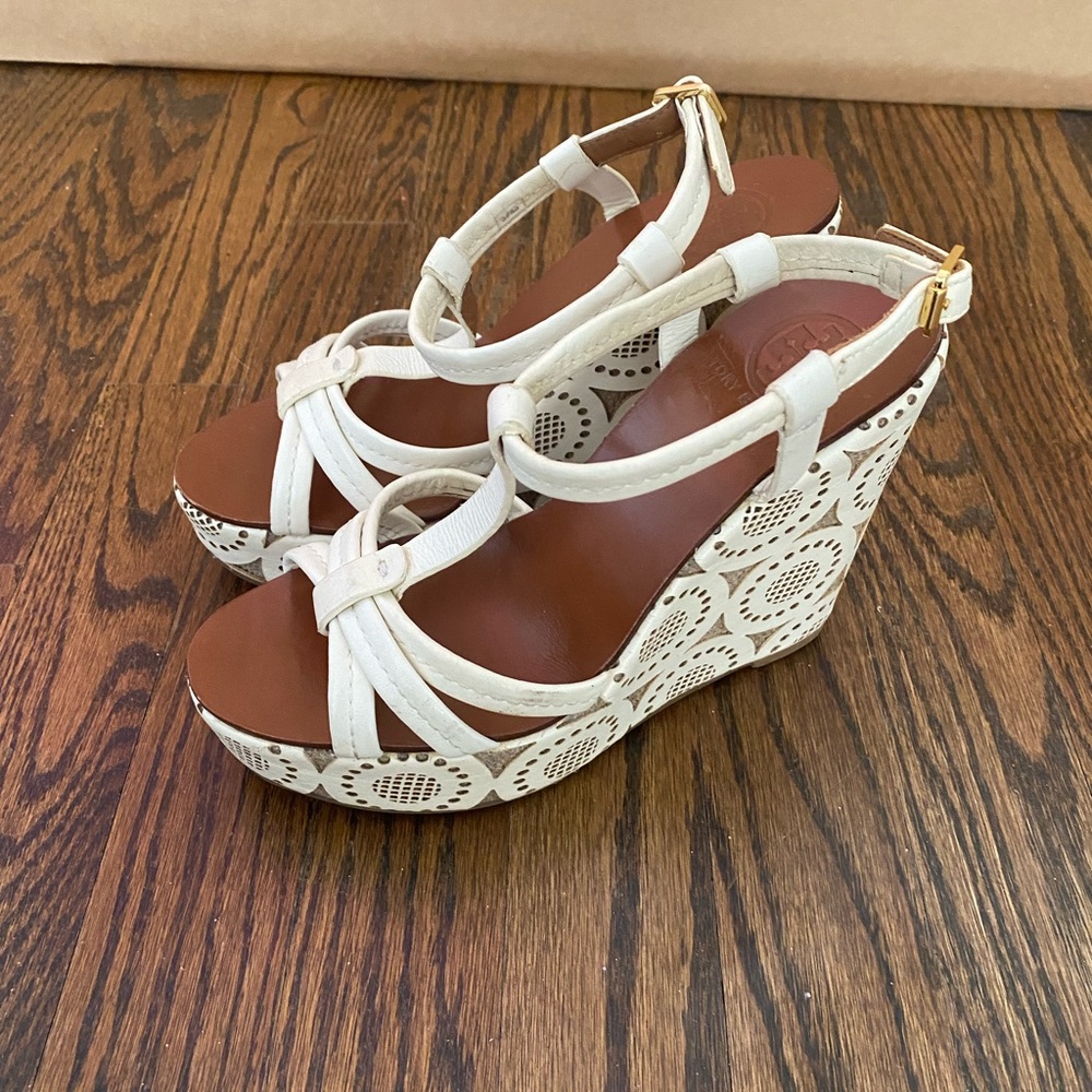 $375 Tory Burch Women White leather Strappy Platform Wedges Sandals. Sz 6M fun!